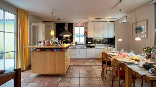 Großräumige offene Wohnküche mit Kochinsel - perfekt für ein gemütliches Beisammensitzen - 4 Zimmer Einfamilienhaus in Ebringen