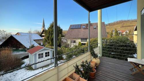 Vom Balkon im Obergeschoss genießt man einen herrlichen Blick auf die nahegelegenen Weinberge - 