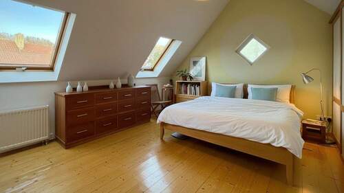 Geräumiges Schlafzimmer mit gemütlichen Dachschrägen - 