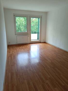 Wohnzimmer 2 - 3 Zimmer Etagenwohnung zur Miete in Regis-Breitingen