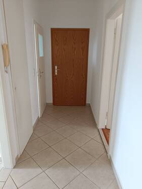 Flur 2 - Etagenwohnung mit 58,30 m&sup2; in Regis-Breitingen zur Miete