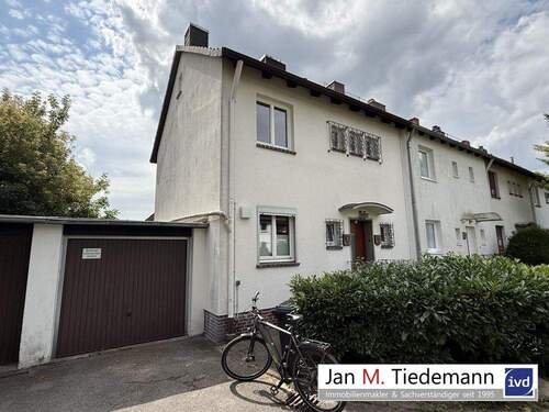 Hausansicht mit Garage - 3 Zimmer Reihenendhaus zum Kaufen in Lübeck