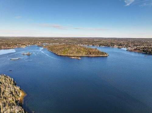Drohnenaufnahme - Ende der Bucht und Insel - 