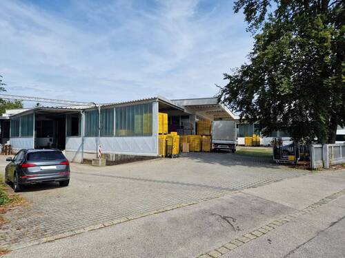 Aussenansicht mit Zufahrt - Halle in Geretsried