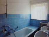 Bad mit Wanne und Waschbecken - 