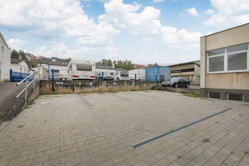 Stellplätze im Innenhof - Büro in Mühlacker