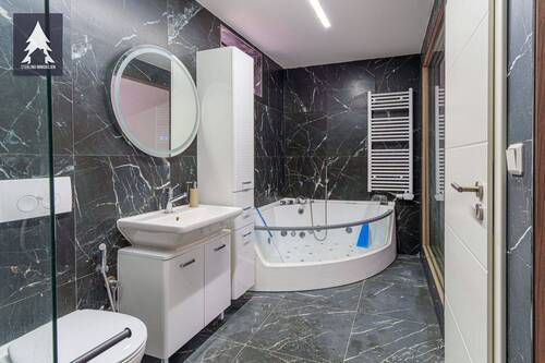 Bad mit Dusche und Wanne - 