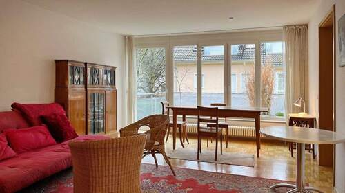 Lichtdurchfluteter Wohn- und Essbereich mit direktem Zugang zum Balkon - 2 Zimmer Etagenwohnung zum Kaufen in Freiburg i. Br.