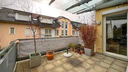 Der überdachte Süd-West-Balkon bietet eine große, ruhige Außenfläche - 2 Zimmer Etagenwohnung in Freiburg i. Br.