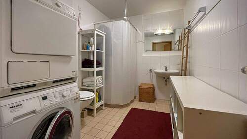 Das Badezimmer überzeugt mit einer bodenebenen Dusche - 