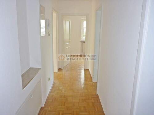 Wohnung im Erdgeschoss - 9 Zimmer Mehrfamilienhaus, Wohnhaus zum Kaufen in Regensburg