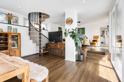 Ess-Wohnbereich mit Treppenaufgang - 