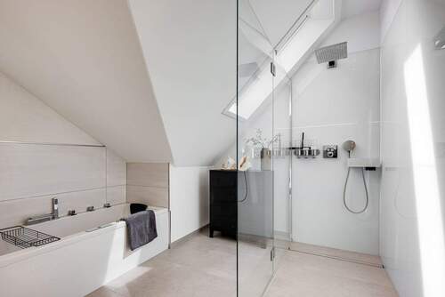 Badezimmer mit Dusche - 