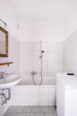 Bad - Etagenwohnung mit 48,00 m&sup2; in Berlin zum Kaufen