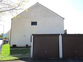 Seitenansicht mit Garagen - 