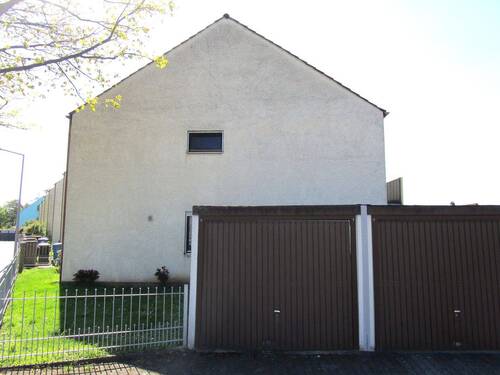 Seitenansicht mit Garagen - 