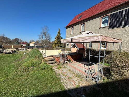 Blick auf Terasse und Pool - Einfamilienhaus mit 187,00 m² in Wurzen zum Kaufen