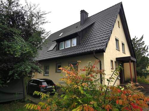 Einfahrt mit Hauseingang - 7 Zimmer Mehrfamilienhaus, Wohnhaus zum Kaufen in Holzminden