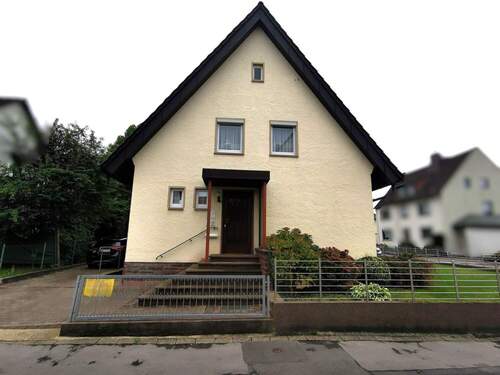 Hausvorderseite - 7 Zimmer Mehrfamilienhaus, Wohnhaus in Holzminden