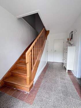 wunderschöne alte Holztreppe, Diele - Doppelhaushälfte mit 109,00 m&sup2; in Altenkirchen zum Kaufen