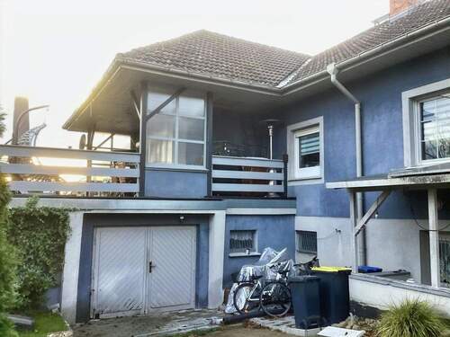 Hausansicht mit Garage - 