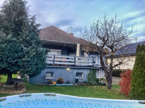 Blick vom Garten zum Haus - 