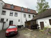 Rechts ist das Waschhaus zu sehen - 