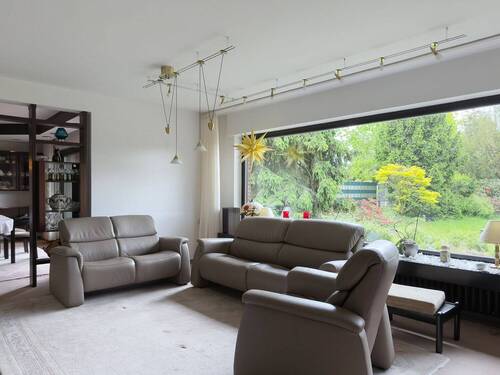 Wohnzimmer mit Blick in den Garten - 