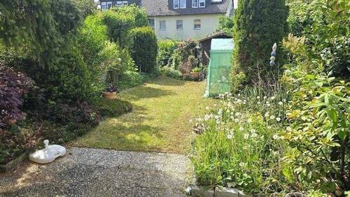 Terrasse mit Blick in den Garten - 