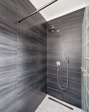 großzügige Dusche - 