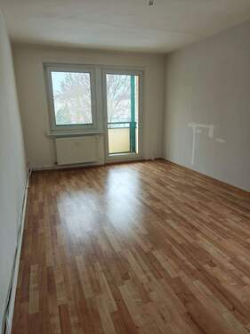 Wohnzimmer - 3 Zimmer Etagenwohnung zur Miete in Regis-Breitingen