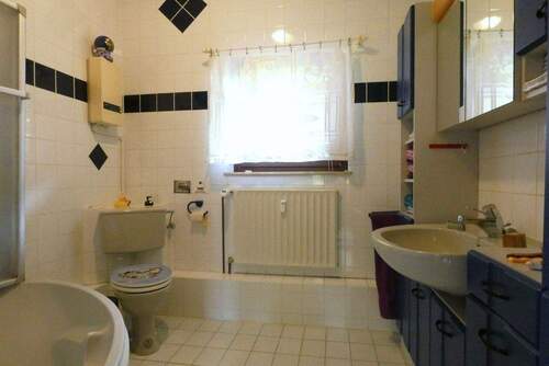 Tageslichtbad mit Eckbadewanne - 