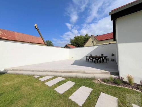 Terasse am kleinen Gebäude seitlich der Einfahrt - 