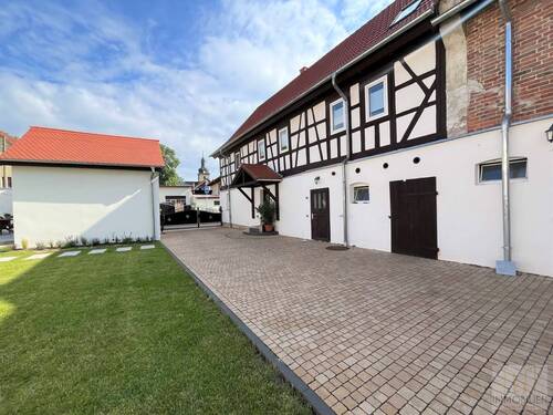 Wohnhaus mit Einfahrt - 