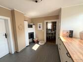 EG – Kamin in der Küche und Blick zum Esszimmer - 