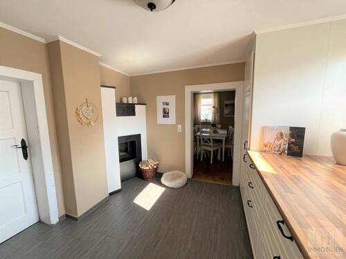 EG – Kamin in der Küche und Blick zum Esszimmer - 