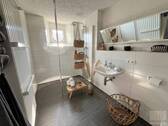 EG – Bad mit bodentiefer Dusche - 
