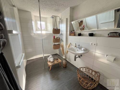 EG – Bad mit bodentiefer Dusche - 