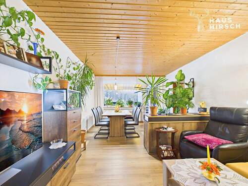 Wohnzimmer/Esszimmer - 4-Zimmer-Wohnung renoviert: Neue Fenster, Böden, Balkon & TG-Stellplatz, Pool inklusive