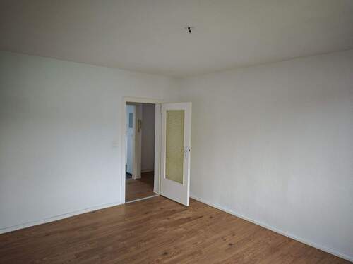 Wohnzimmer - 3 Zimmer Etagenwohnung in Regis-Breitingen