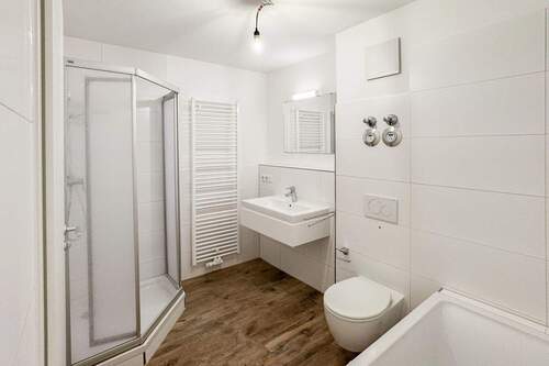 Badezimmer mit Dusche und Badewanne - Etagenwohnung mit 92,50 m² in Tutzing zum Kaufen