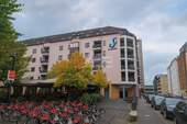 Hausansicht - Top!! Modernisierte 2-Zimmer-Stadtwohnung mit Balkon & TG-Stellplatz