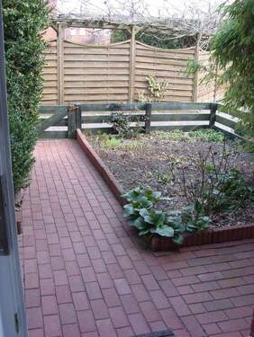 Vorgarten Hauseingang Innenhof - 5 Zimmer Reihenendhaus zum Kaufen in Burgdorf