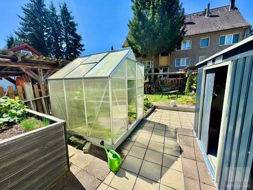 Gewächshaus und Schuppen im Garten - 