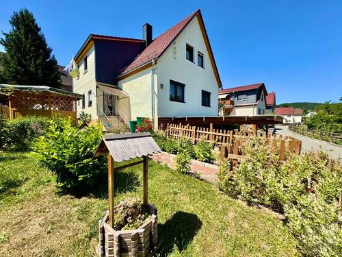 Liebevoll angelegter Vorgarten - 6 Zimmer Einfamilienhaus zum Kaufen in Königsee-Rottenbach