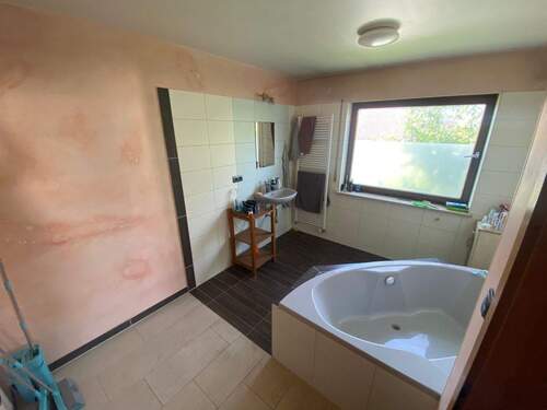 Wannenbad mit Fenster - 