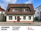 Hausansicht von der Straße - Familienhaus mit großer Scheune, z.B. als Werkstatt oder Garage