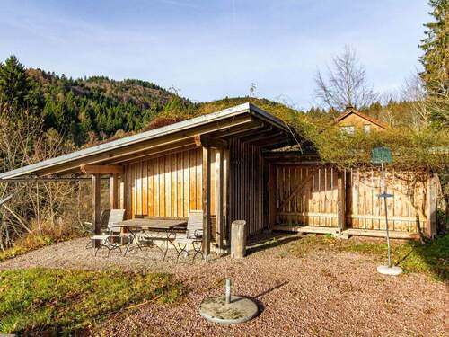 Sitzgelegenheiten an der Hütte - 