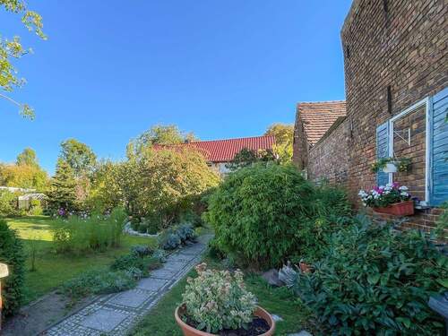 Titelbild - Schönes Grundstück mit Einfamilienhaus und Platz für weitere Bebauung