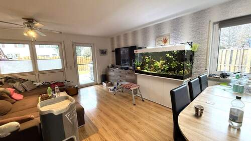 Wohnzimmer mit Zugang auf die Terrasse - 5 Zimmer Reihenendhaus zum Kaufen in Bad Wurzach